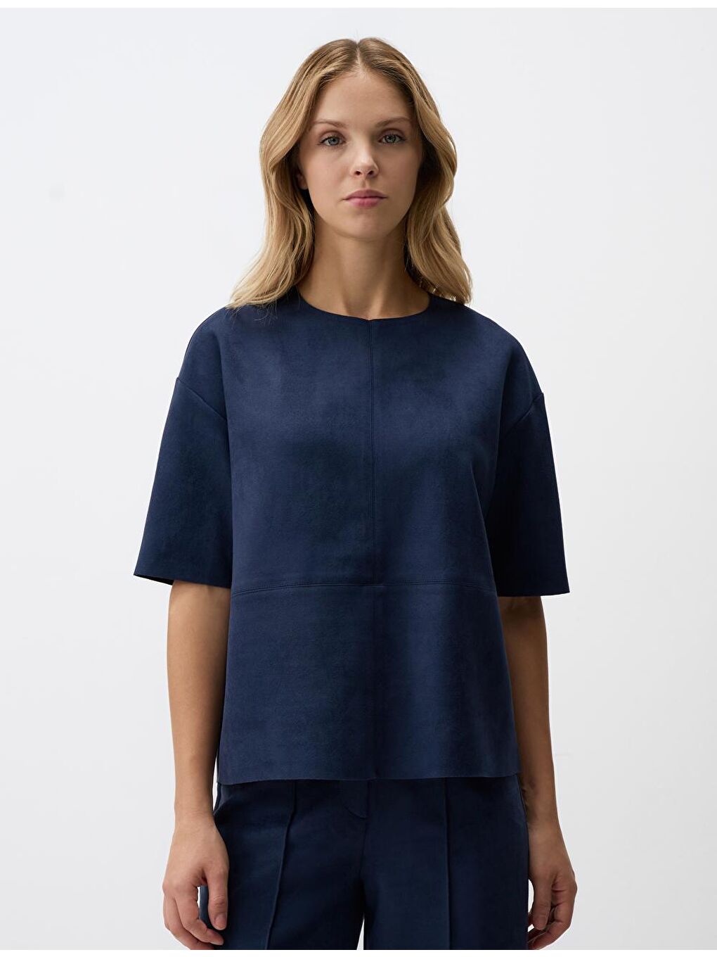 Lacivert Yuvarlak Yaka Rahat Kesim Kısa Kollu Kadife Bluz