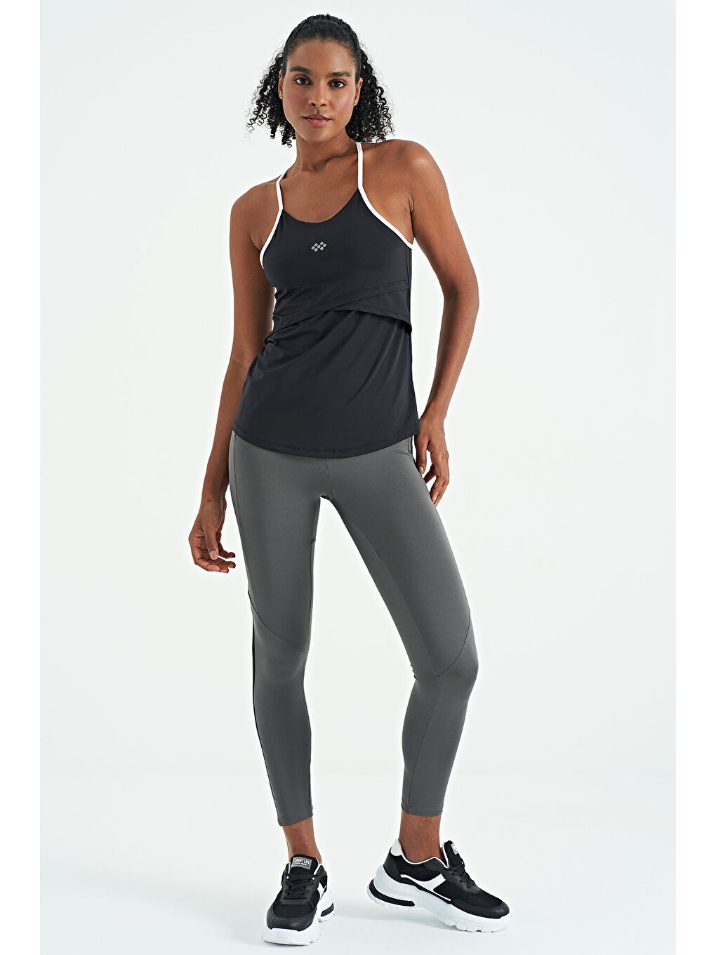 Siyah Sırt Çarpraz Askı Detaylı Standart Kalıp Kadın Spor Atlet - 97261-4