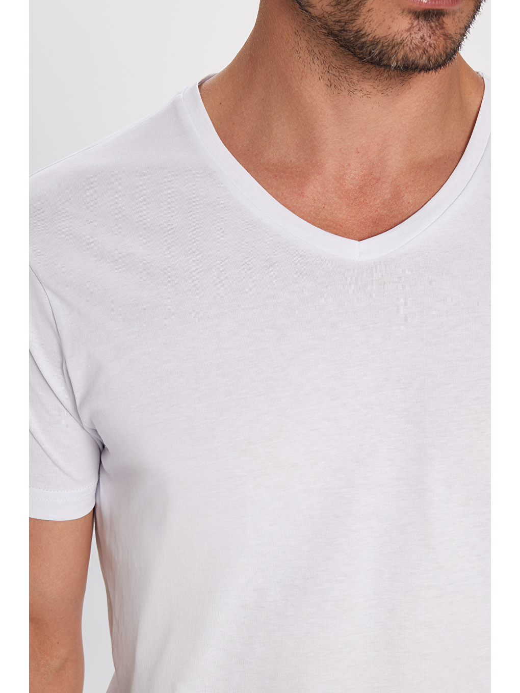 Erkek Slim Fit Dar Kesim %100 Pamuk Yumuşak Dokulu Beyaz V Yaka Tişört-3