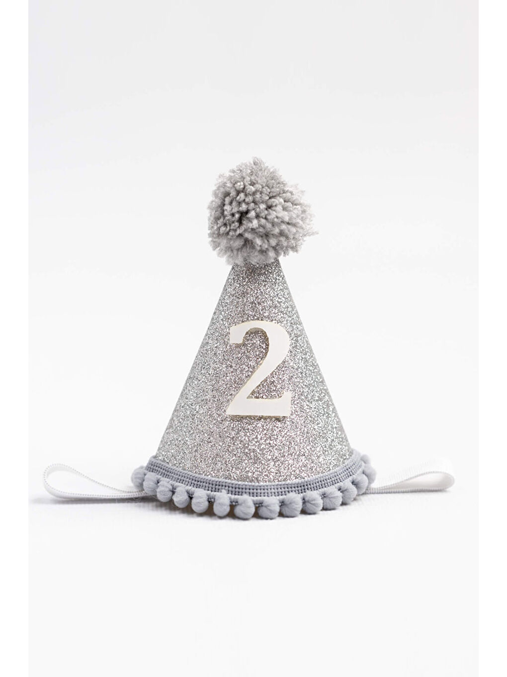 Gri 2 Yaş Ponponlu Huni Doğum Günü Tacı