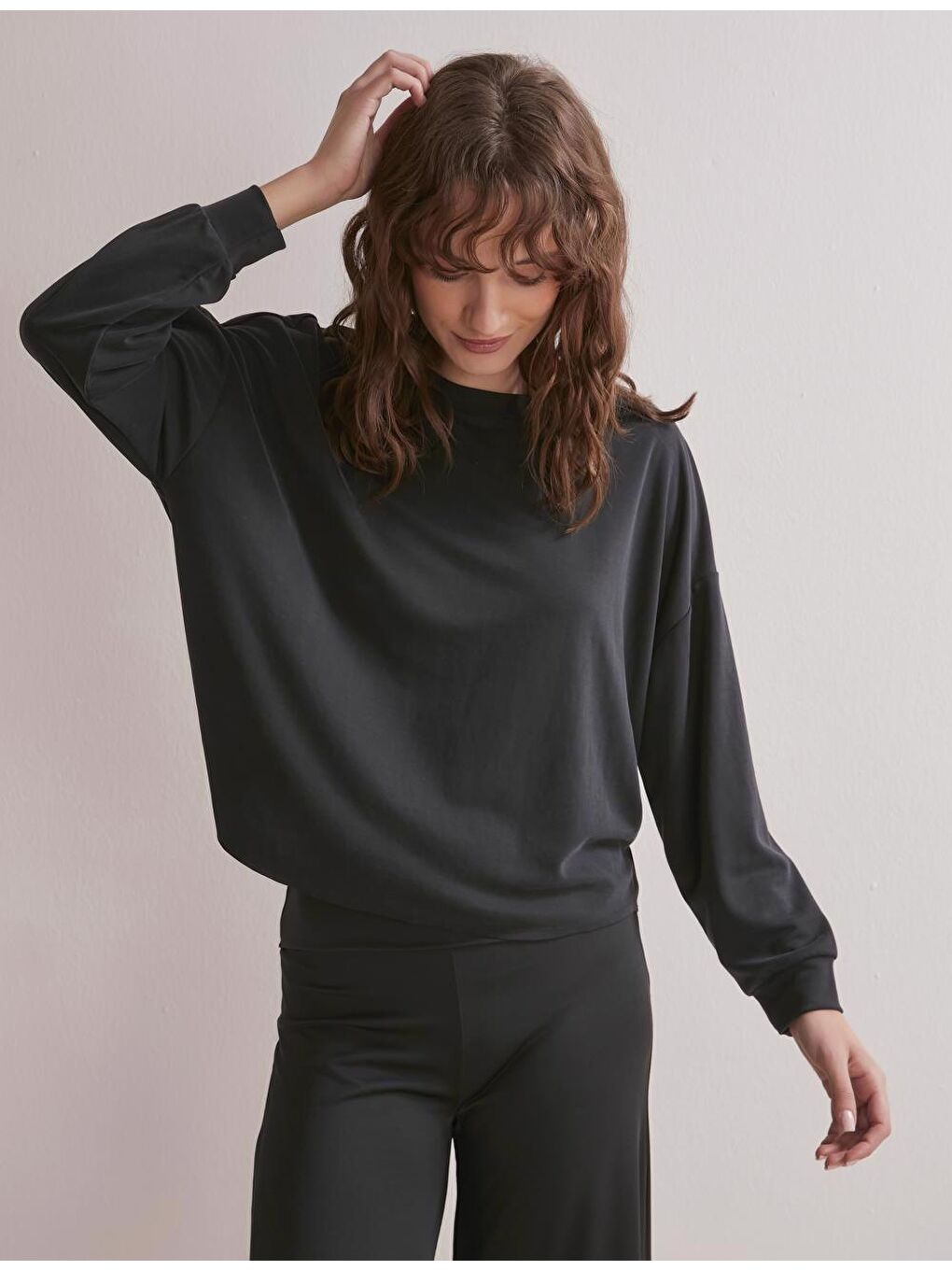 Siyah Bol Kesim Uzun Kollu Rahat Bisiklet Yaka Sweatshirt-3