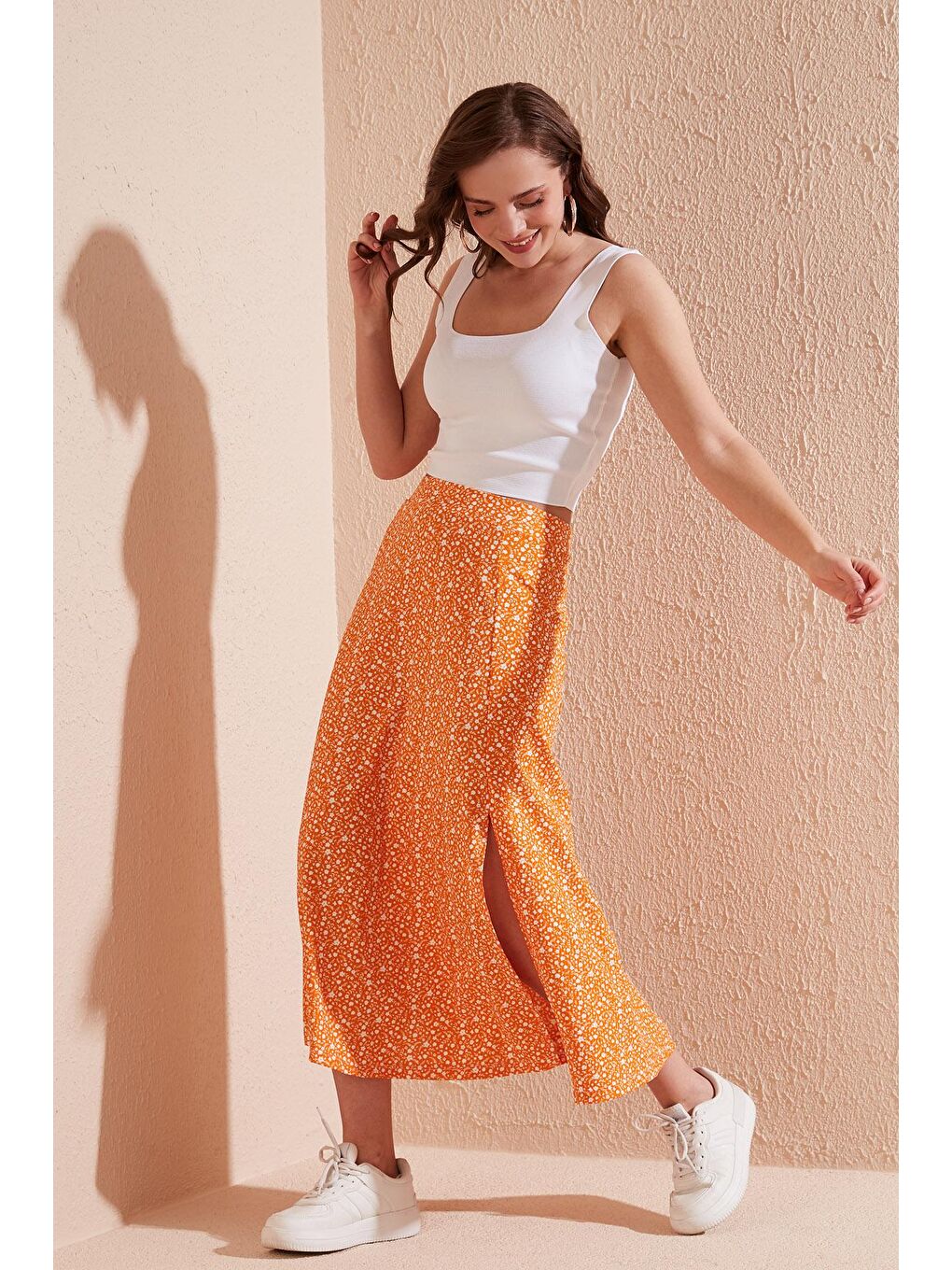 Turuncu Çiçek Desenli Midi Boy Yırtmaçlı Etek 5864498