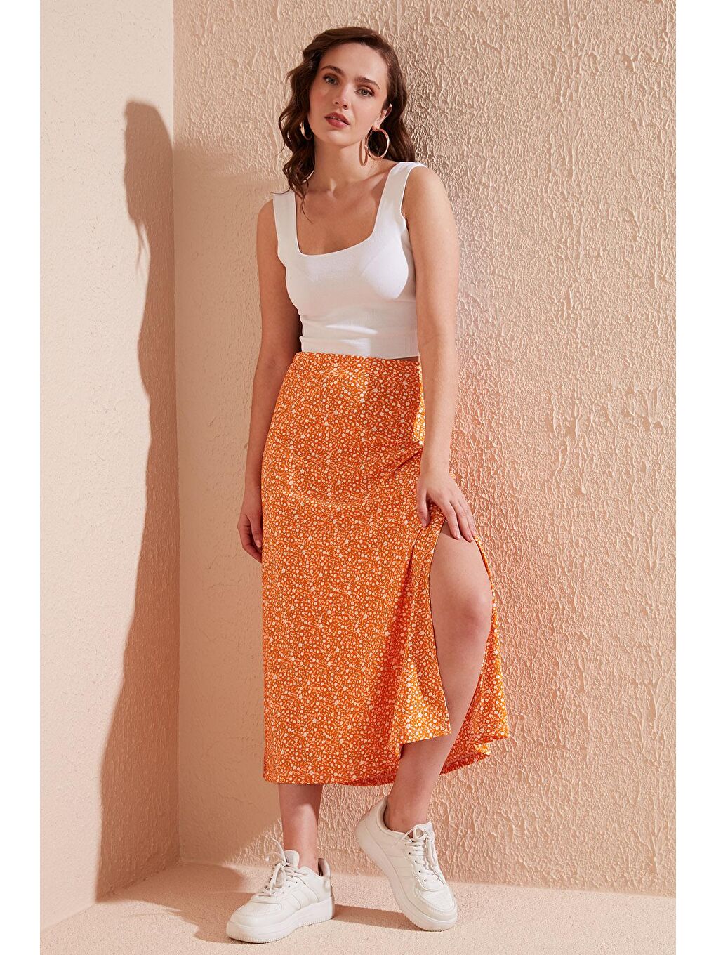 Turuncu Çiçek Desenli Midi Boy Yırtmaçlı Etek 5864498-1
