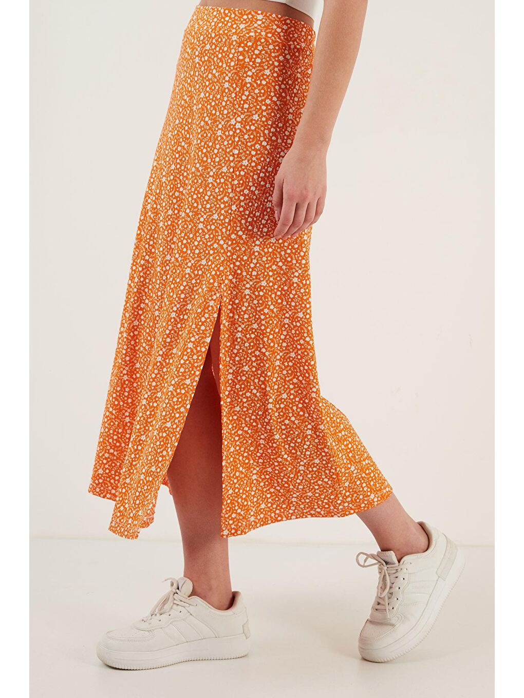 Turuncu Çiçek Desenli Midi Boy Yırtmaçlı Etek 5864498-2