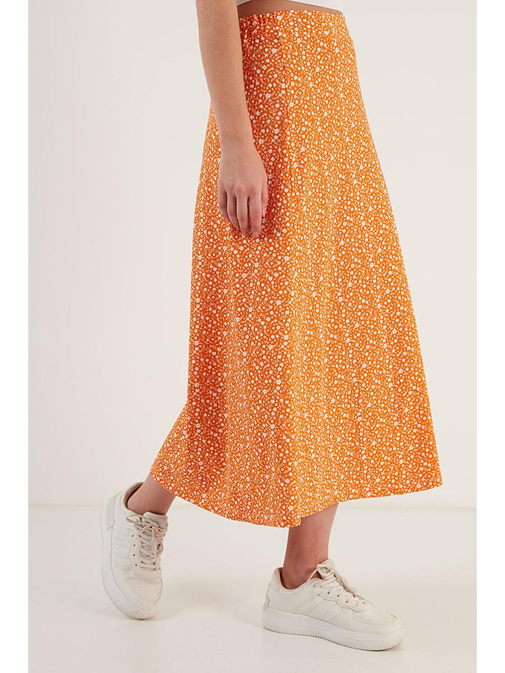 Turuncu Çiçek Desenli Midi Boy Yırtmaçlı Etek 5864498-3