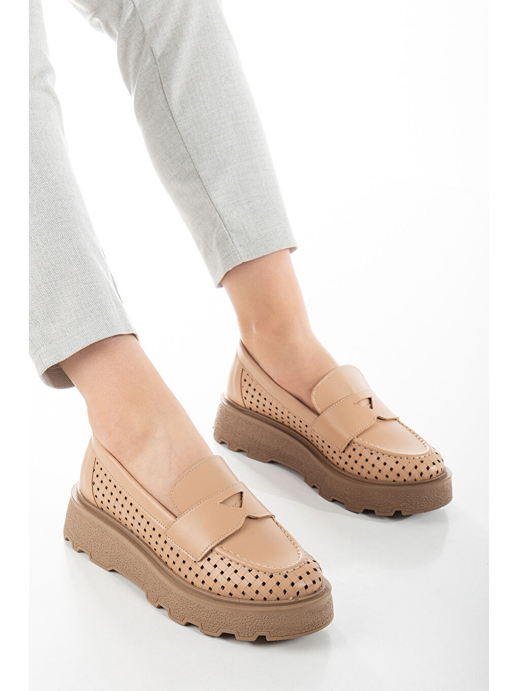 Bej Kadın Nude Rahat Kalıp Yanı Şerit Detaylı Kalın Poli Taban Loafer-1