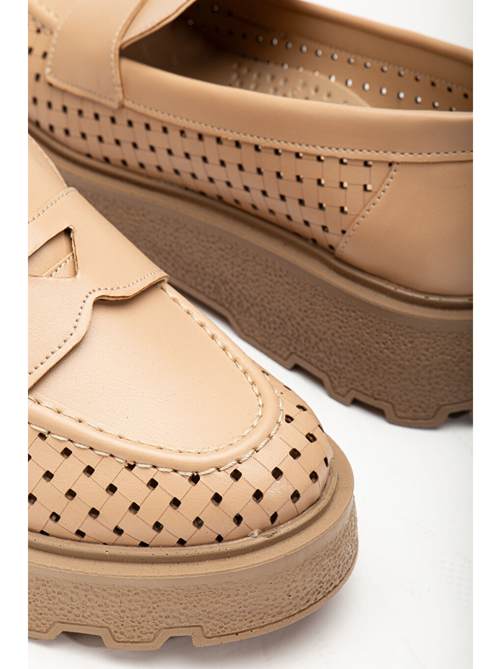 Bej Kadın Nude Rahat Kalıp Yanı Şerit Detaylı Kalın Poli Taban Loafer-2