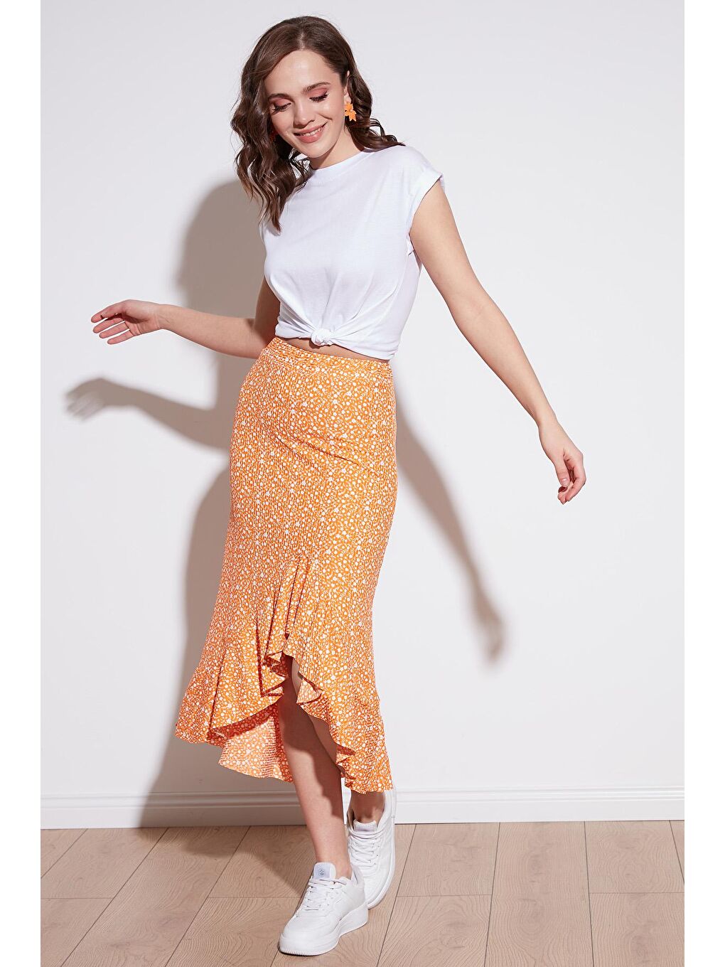 Turuncu Çiçek Desenli Volanlı Midi Boy Yırtmaçlı Etek 5864512