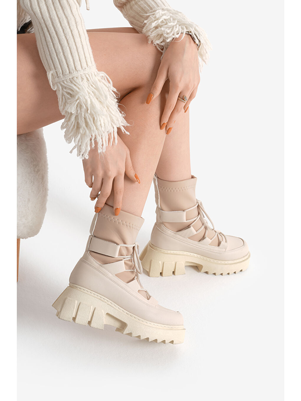 Kadın Bej Kalın Platform Poli Taban Streç Bağcıklı Bot-1