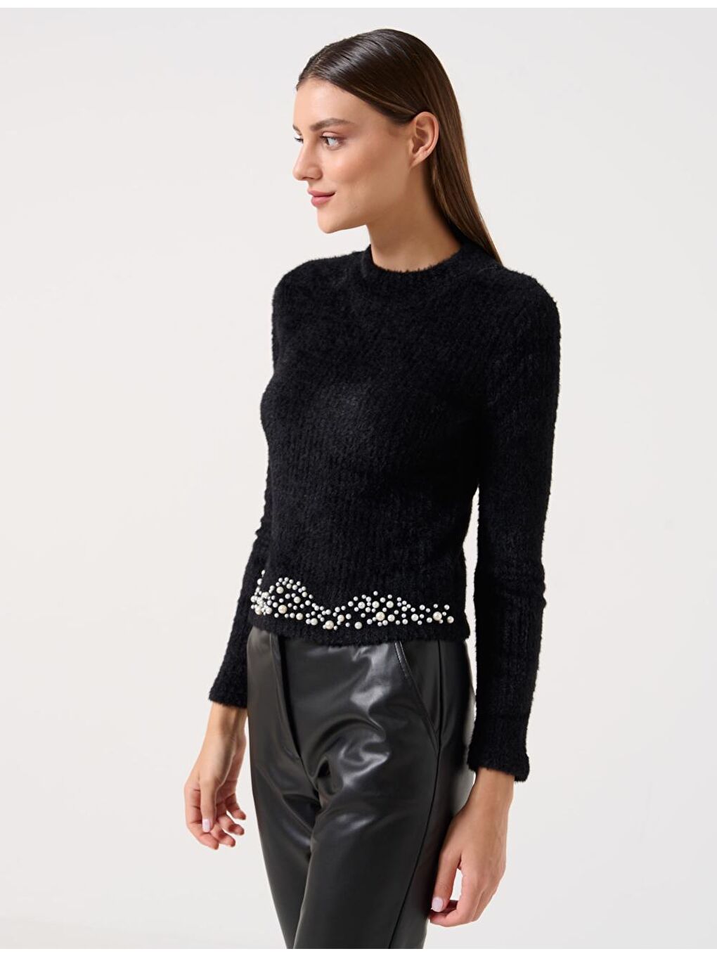 Siyah Dar Kesim Balıkçı Yaka İnci İşlemeli Sakallı Peluş Bluz-1