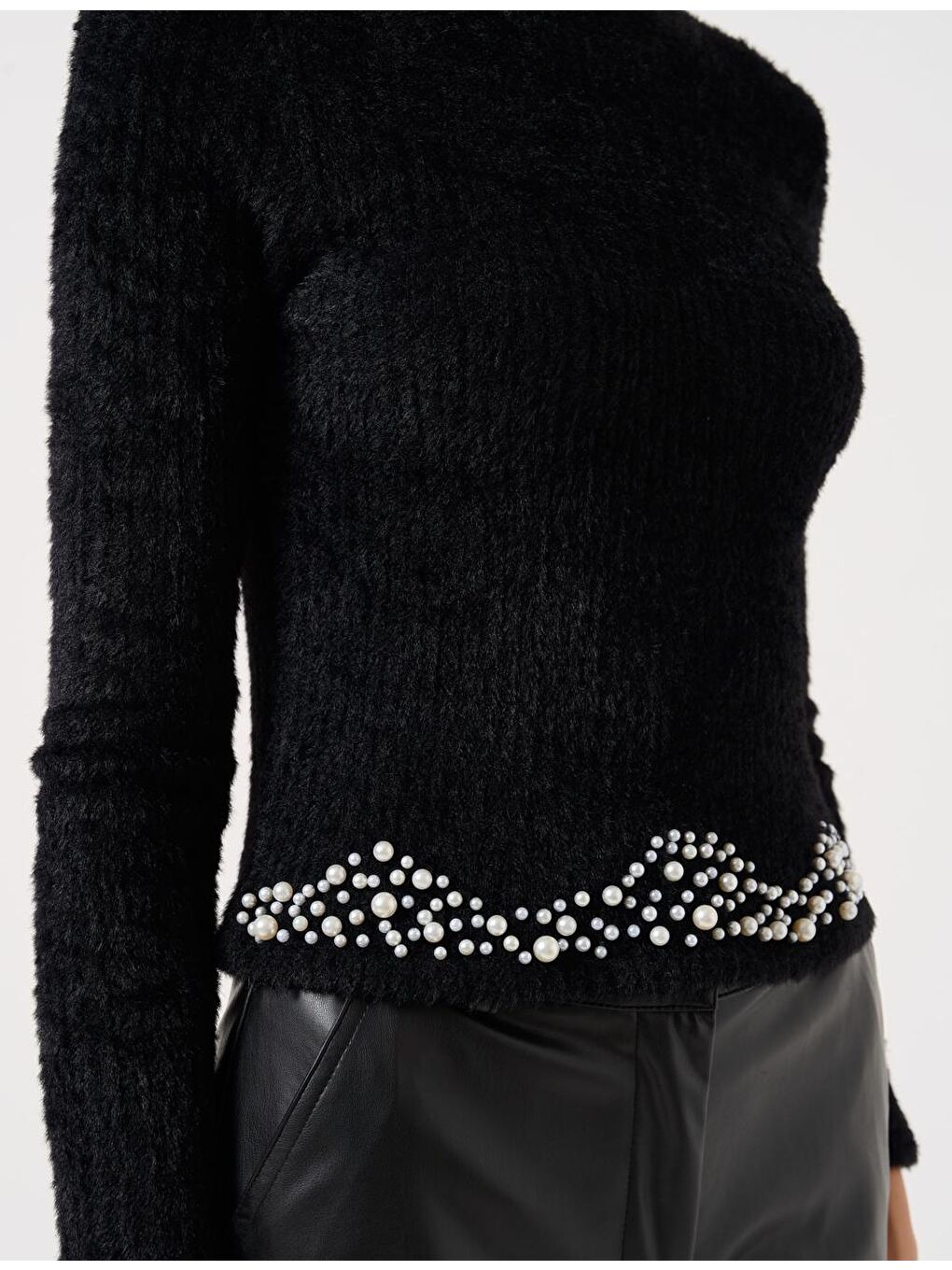 Siyah Dar Kesim Balıkçı Yaka İnci İşlemeli Sakallı Peluş Bluz-3