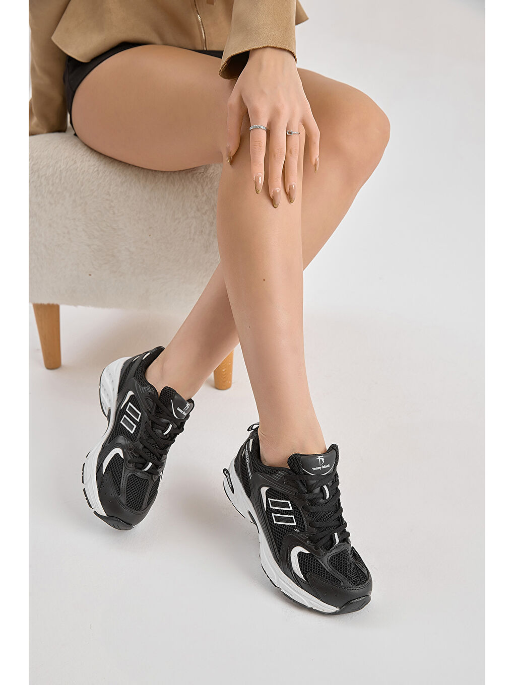 Kadın Siyah Beyaz Yüksek Faylon Taban Fileli Desenli Spor Ayakkabı-1
