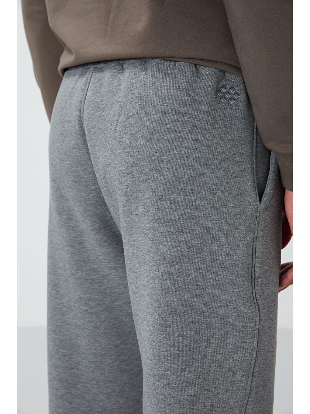 Gri Melanj Pamuklu Kalın İçi Tüylü Yumuşak Dokulu Oversize Nakışlı Erkek Eşofman Altı -82146-7