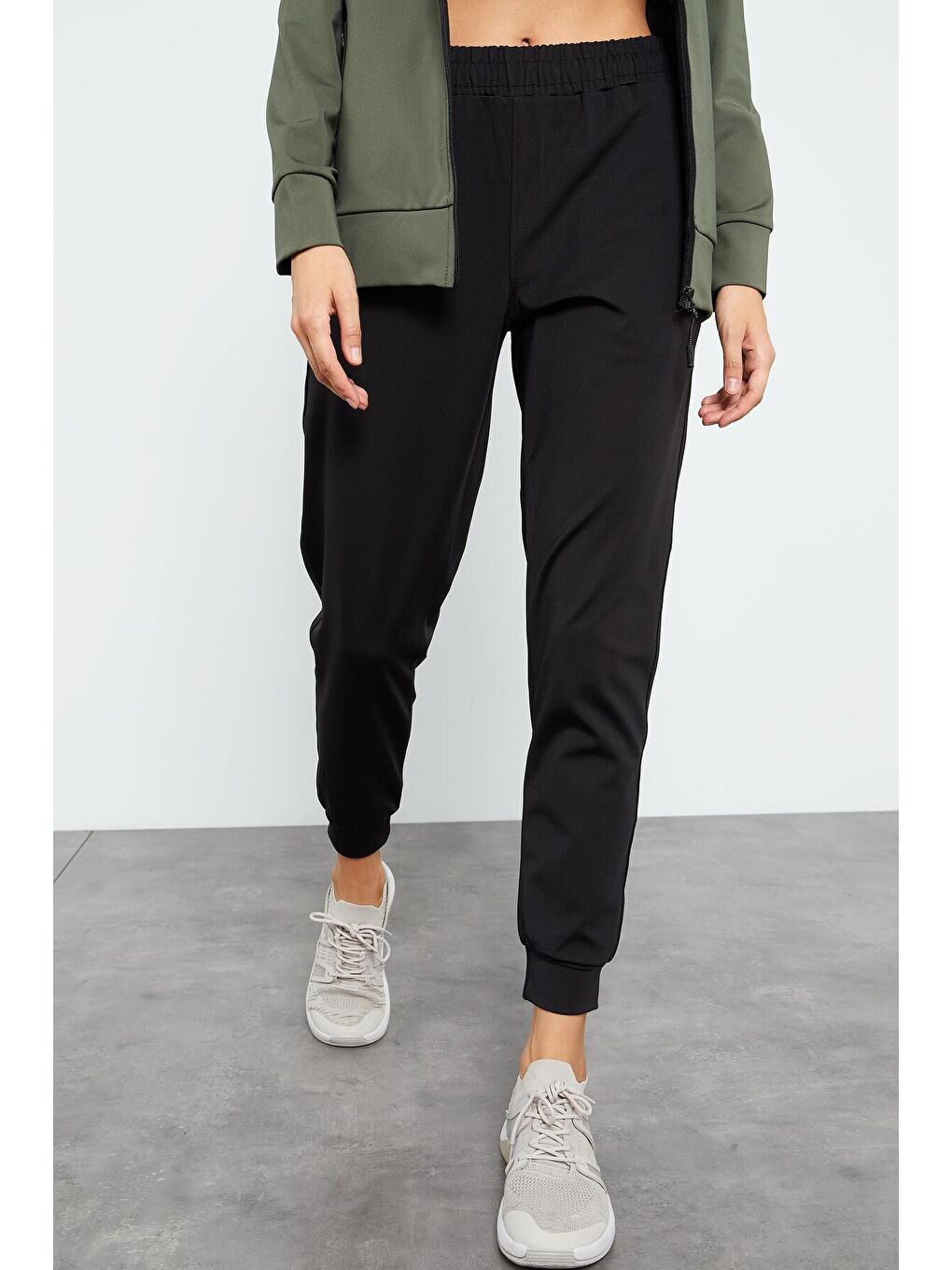 Çağla - Siyah Ters Fermuarlı Dalgıç Kumaş Standart Kalıp Jogger Kadın Eşofman Takımı - 95272-1