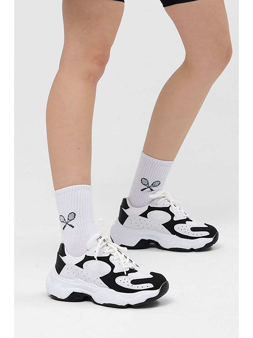 Kadın Beyaz Siyah Rahat Kalıp Yüksek Taban Bağcıklı Spor Ayakkabı