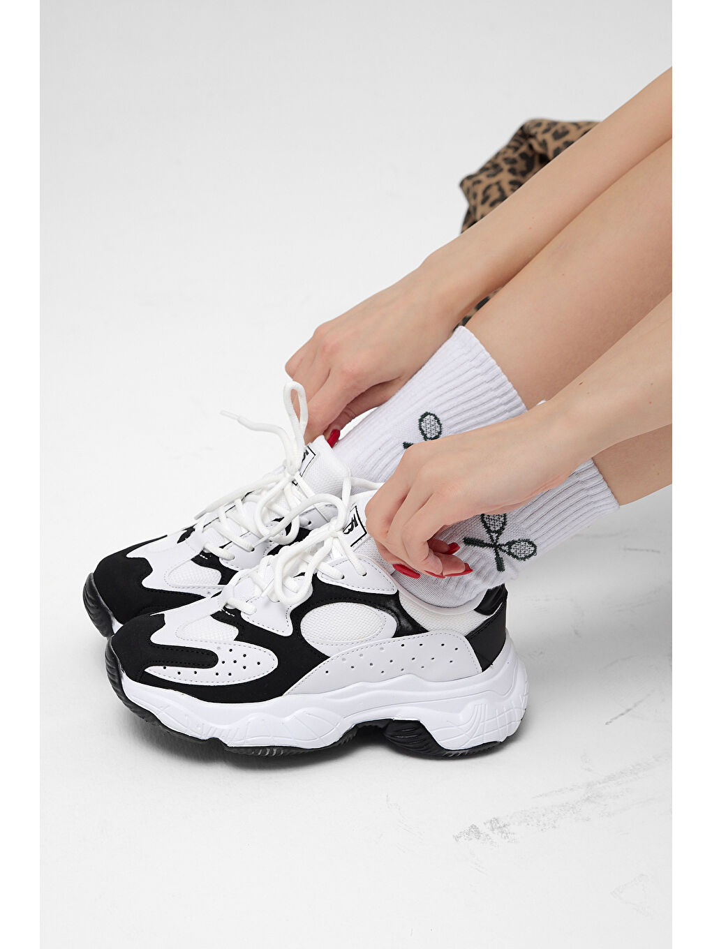 Kadın Beyaz Siyah Rahat Kalıp Yüksek Taban Bağcıklı Spor Ayakkabı-2