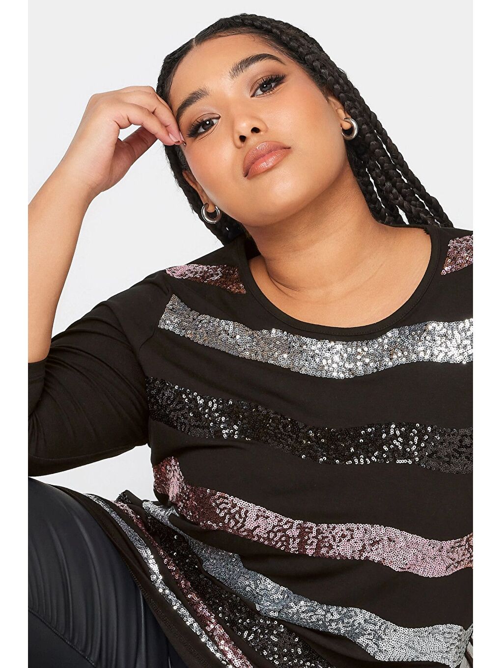 Siyah Büyük Beden Bisiklet Yaka Payet İşlemeli Yarım Kol Bluz 302554-3