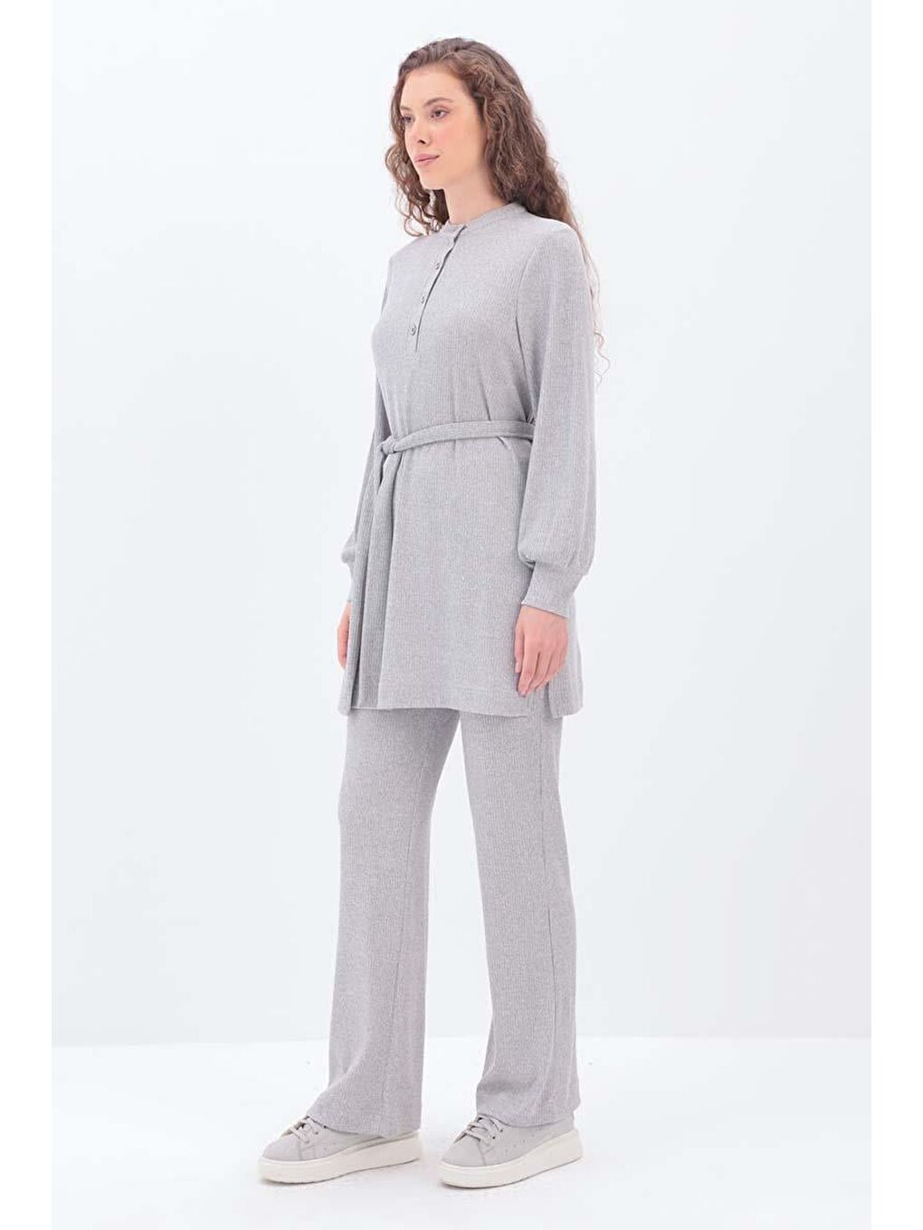 Gri-Yarım Patlı Kuşaklı Pantolonlu Takım-2