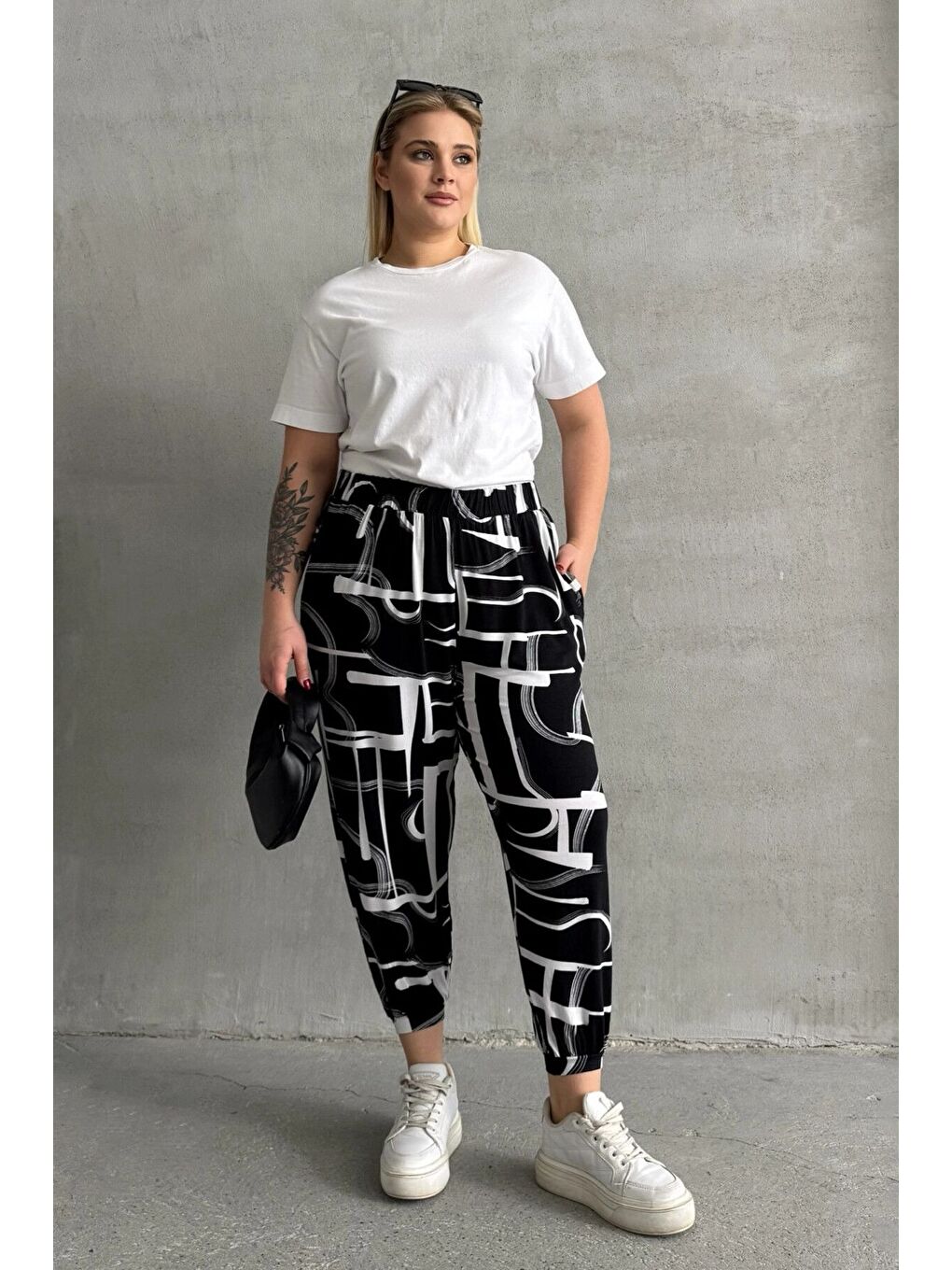 Siyah Büyük Beden Beli ve Paçası Lastikli Desenli Cepli Pantolon 98-4