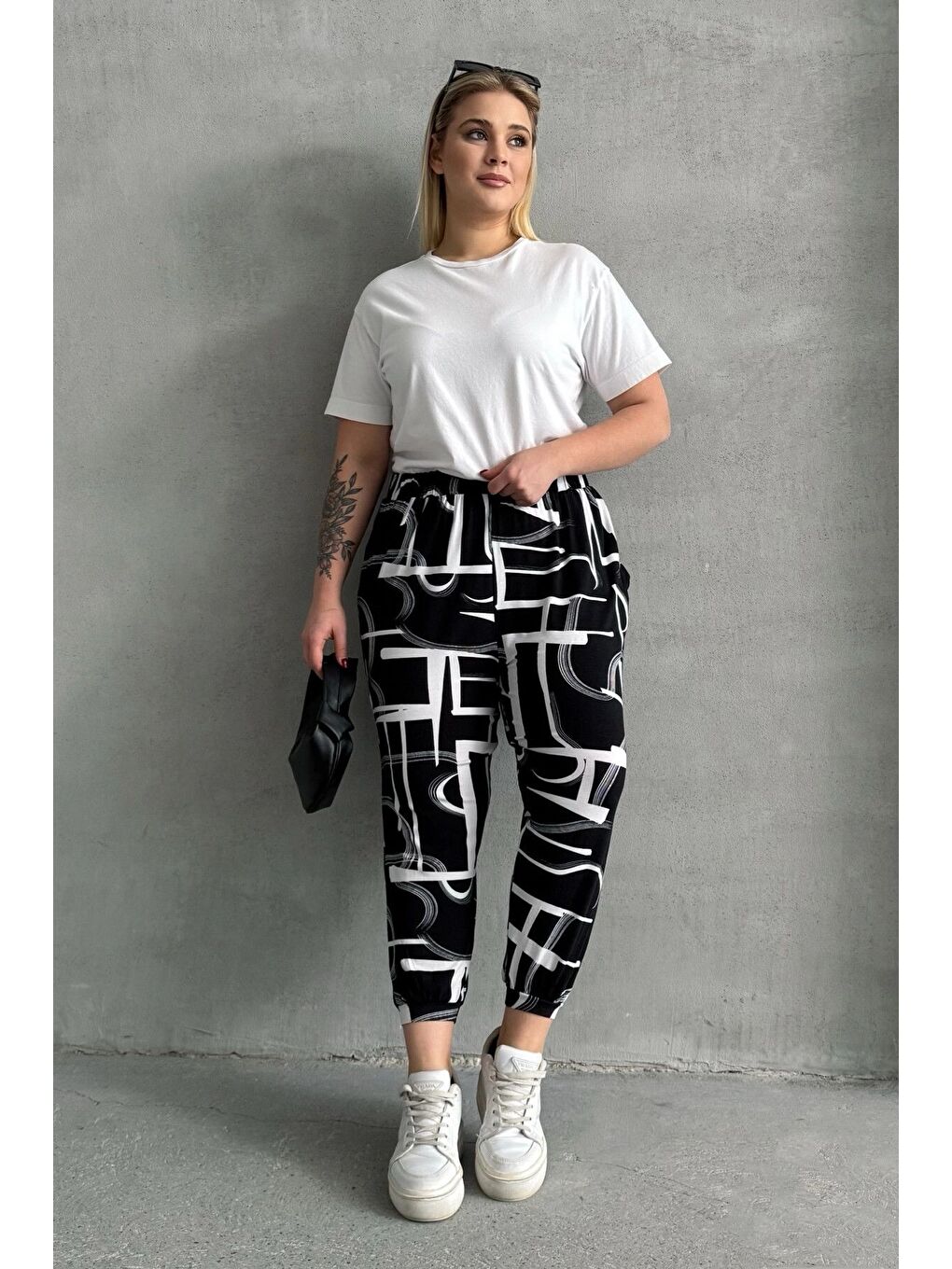 Siyah Büyük Beden Beli ve Paçası Lastikli Desenli Cepli Pantolon 98-4-1
