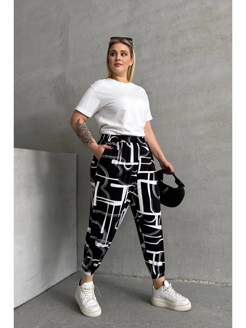 Siyah Büyük Beden Beli ve Paçası Lastikli Desenli Cepli Pantolon 98-4-6