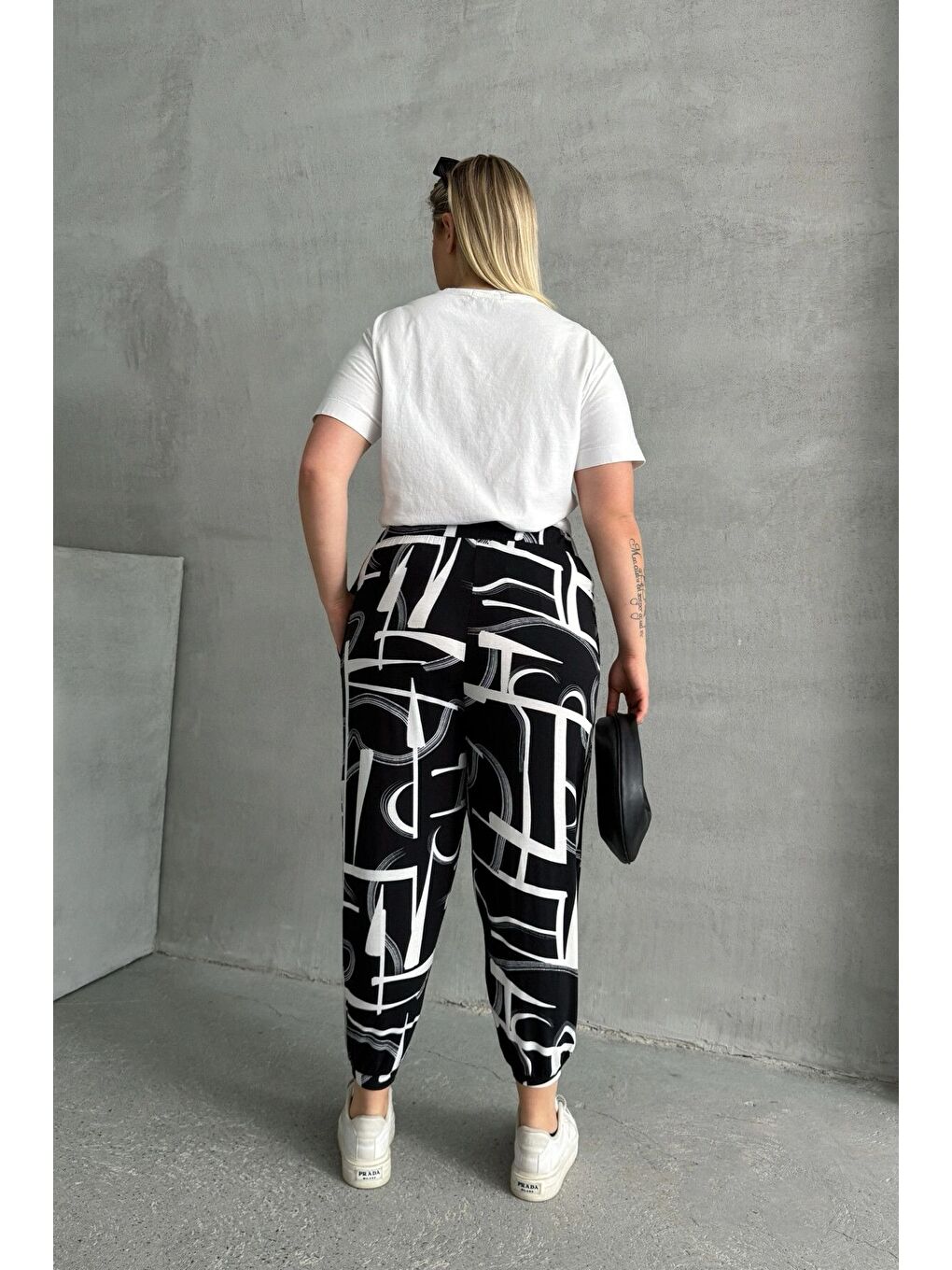 Siyah Büyük Beden Beli ve Paçası Lastikli Desenli Cepli Pantolon 98-4-7