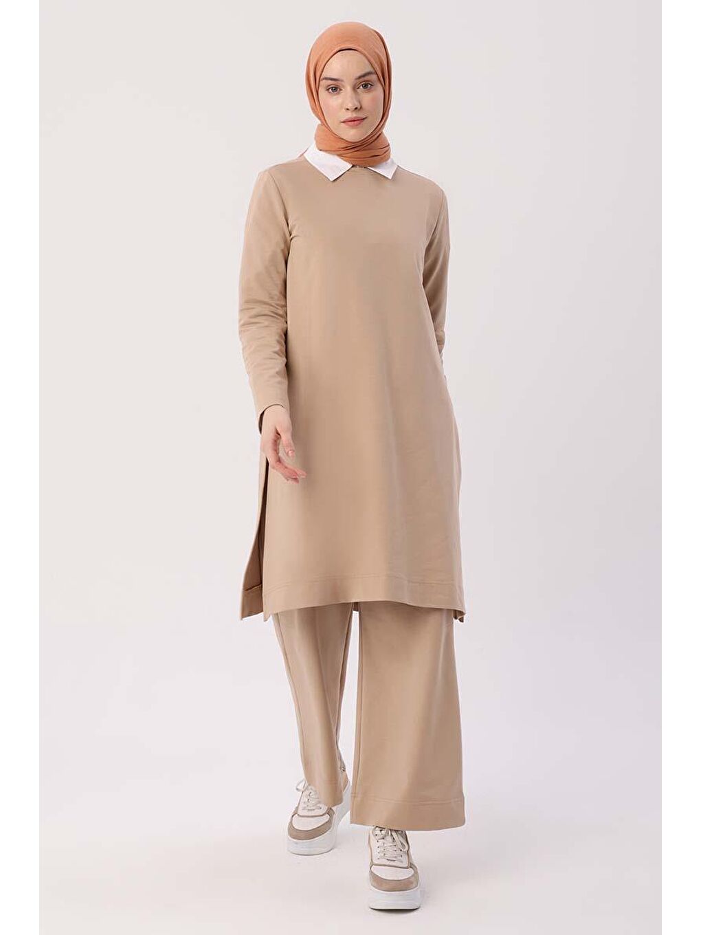 Bej-Yanları Yırtmaçlı Pantolonlu Takım