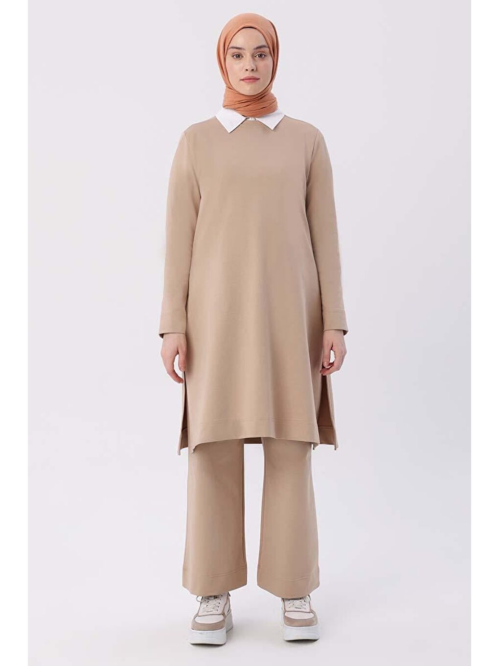 Bej-Yanları Yırtmaçlı Pantolonlu Takım-1