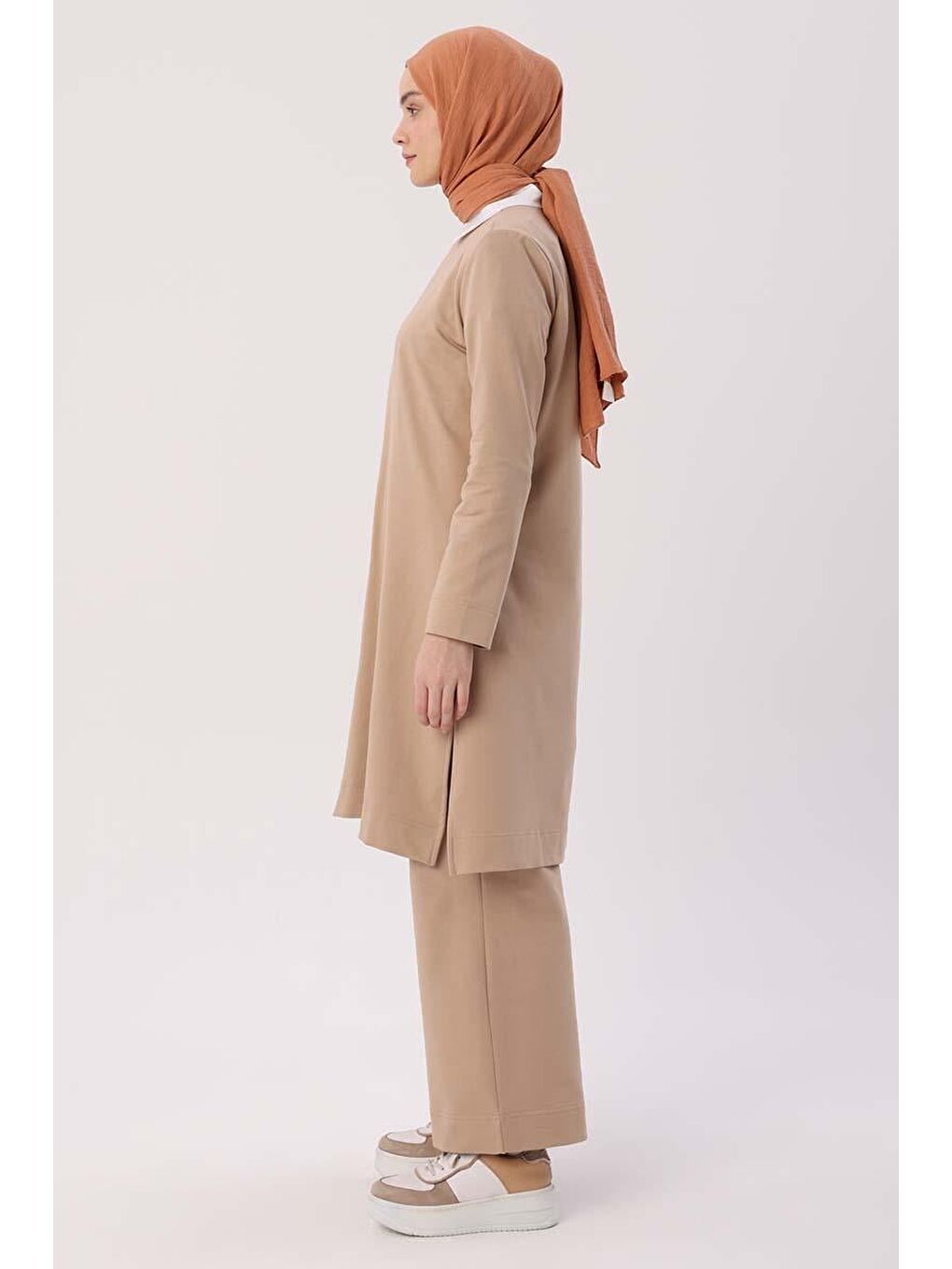 Bej-Yanları Yırtmaçlı Pantolonlu Takım-2