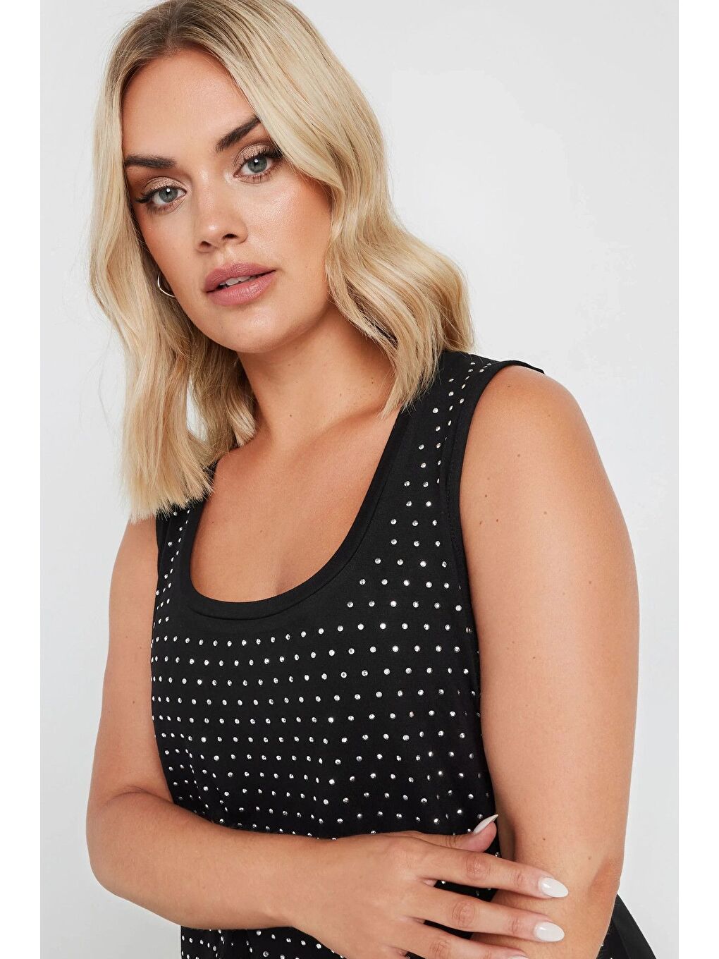 Siyah Büyük Beden Yuvarlak Yaka Kolsuz Zımba Detaylı Bluz 321831-1