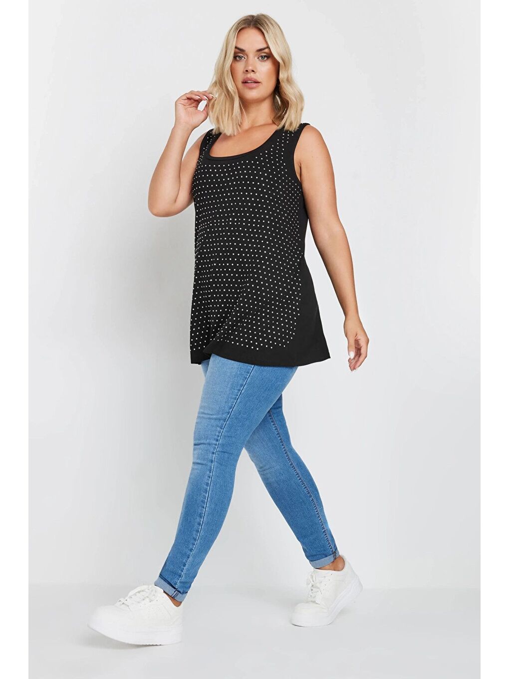 Siyah Büyük Beden Yuvarlak Yaka Kolsuz Zımba Detaylı Bluz 321831-3