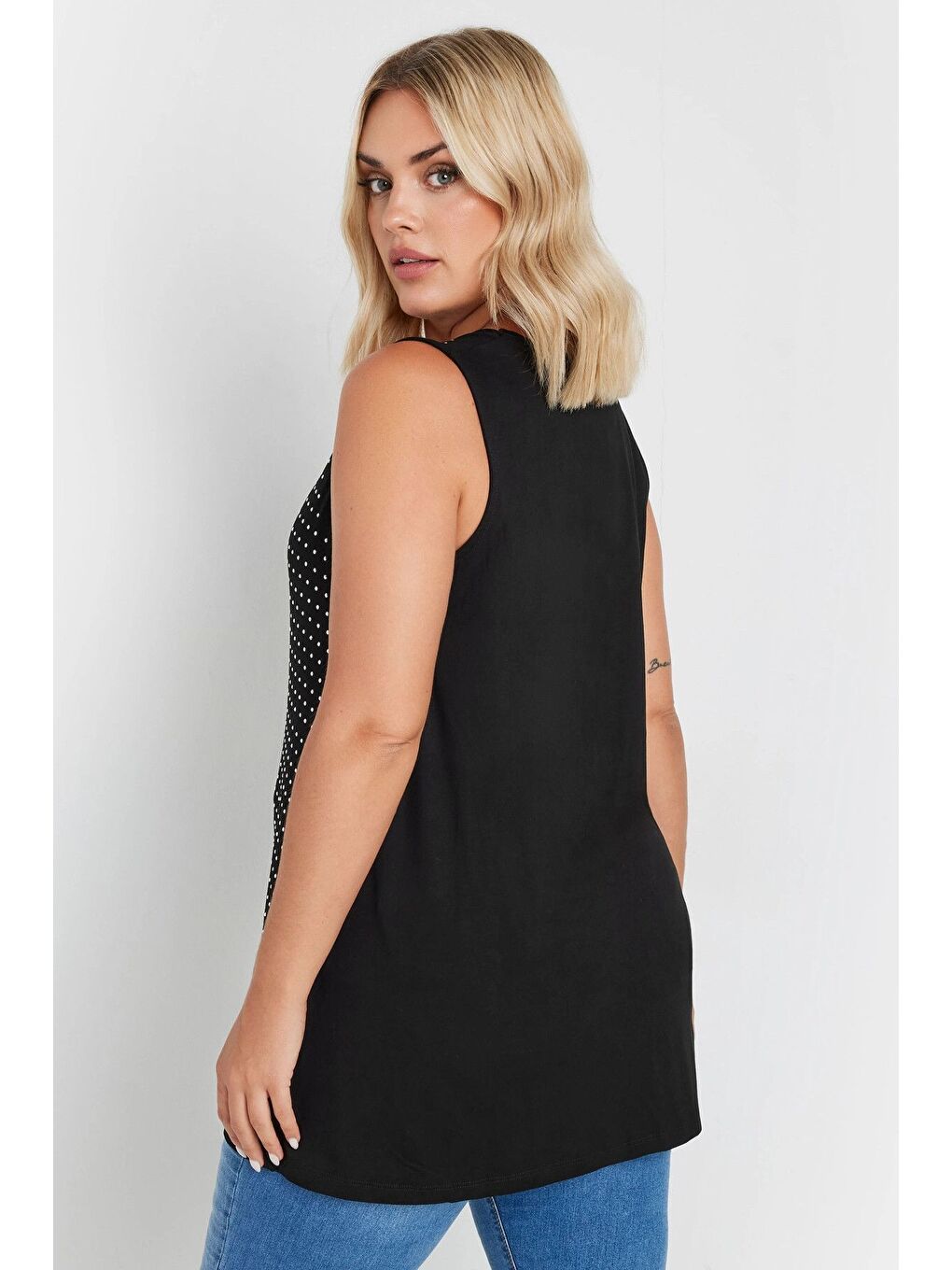 Siyah Büyük Beden Yuvarlak Yaka Kolsuz Zımba Detaylı Bluz 321831-4