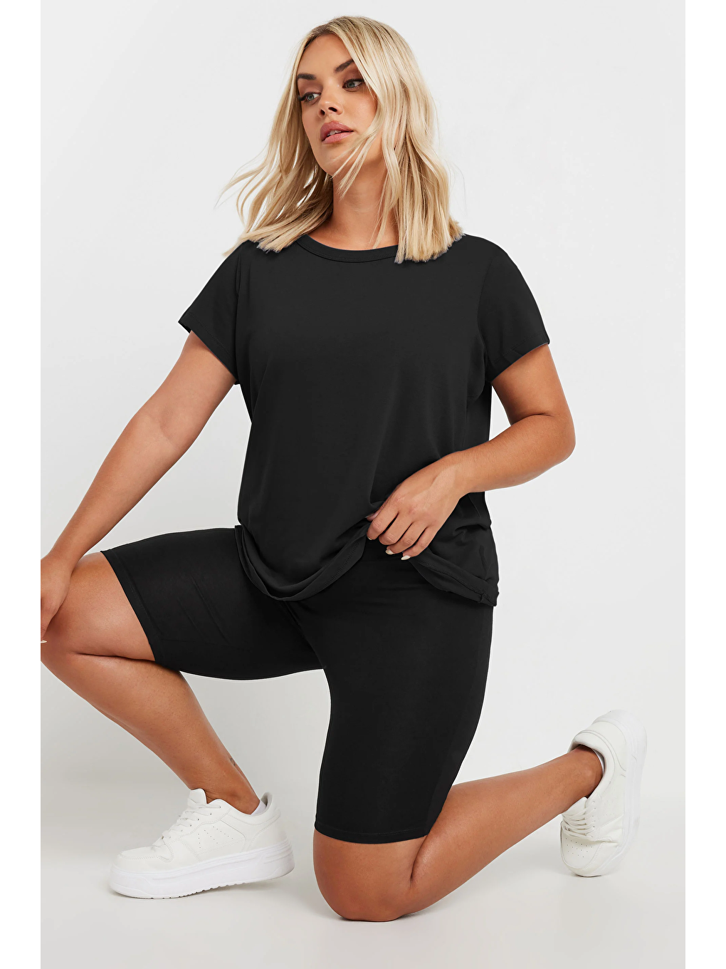 Siyah Büyük Beden Yumuşak Dokulu Toparlayıcı Kısa Kesim Bisiklet Şortu 054967-1