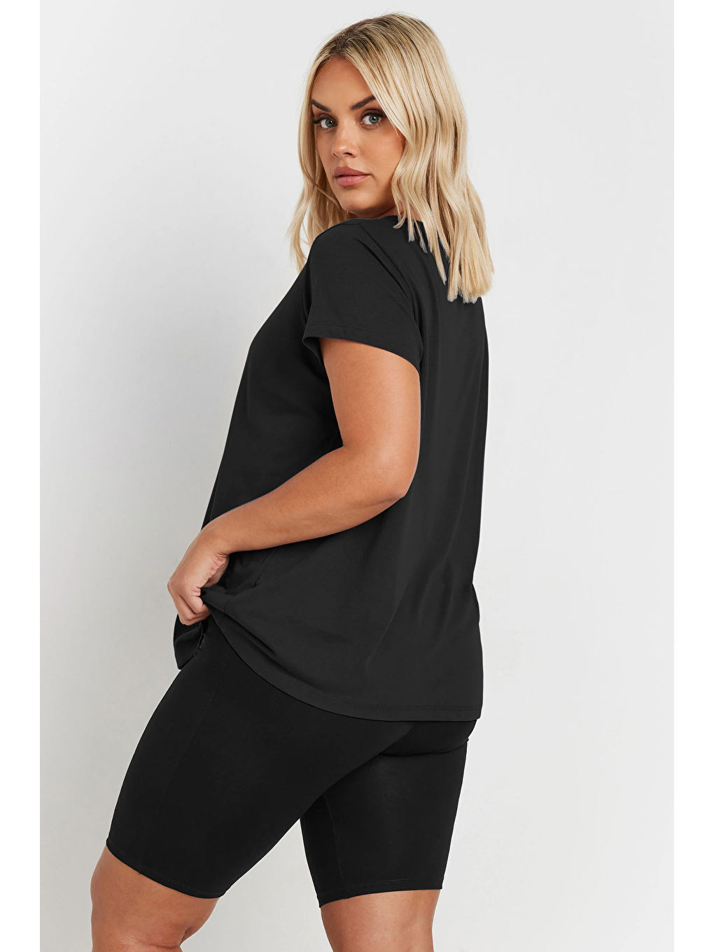 Siyah Büyük Beden Yumuşak Dokulu Toparlayıcı Kısa Kesim Bisiklet Şortu 054967-3