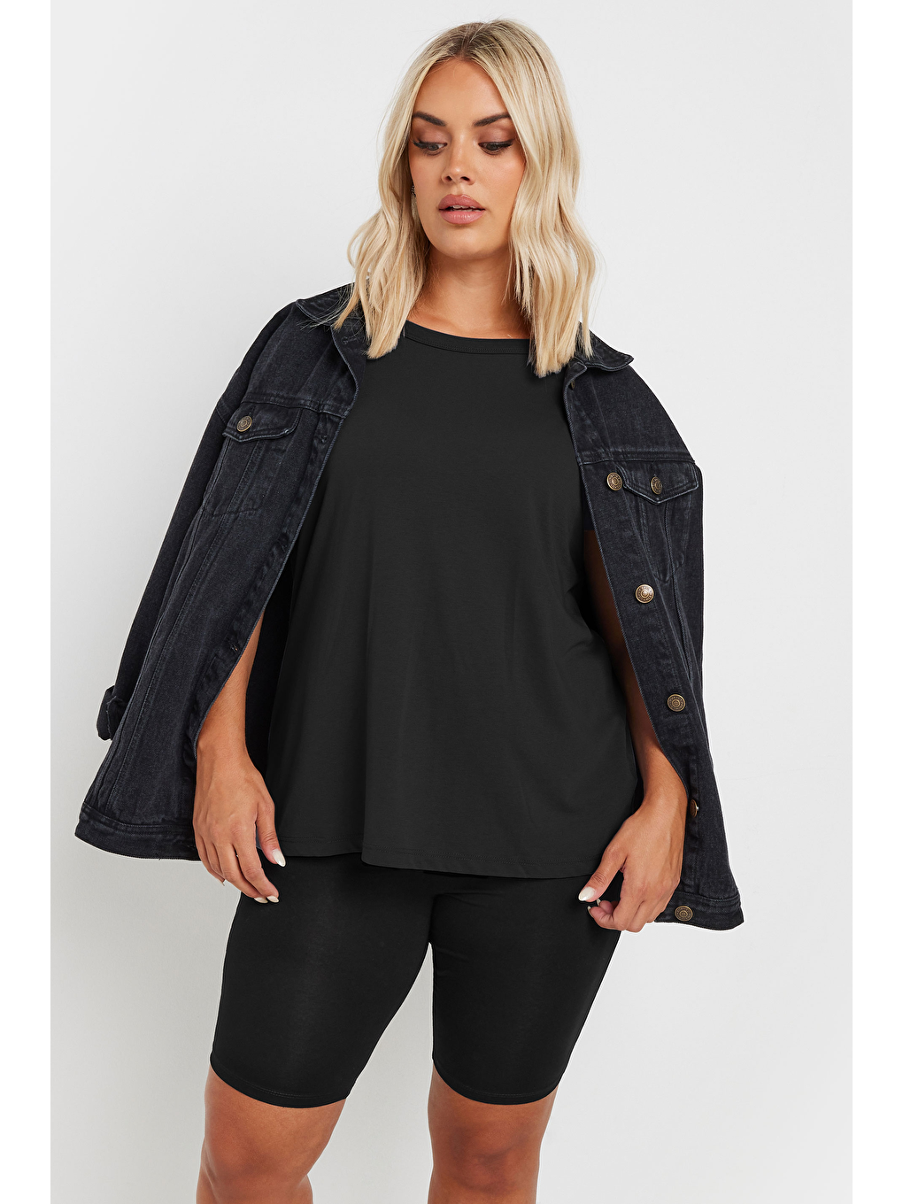 Siyah Büyük Beden Yumuşak Dokulu Toparlayıcı Kısa Kesim Bisiklet Şortu 054967-4