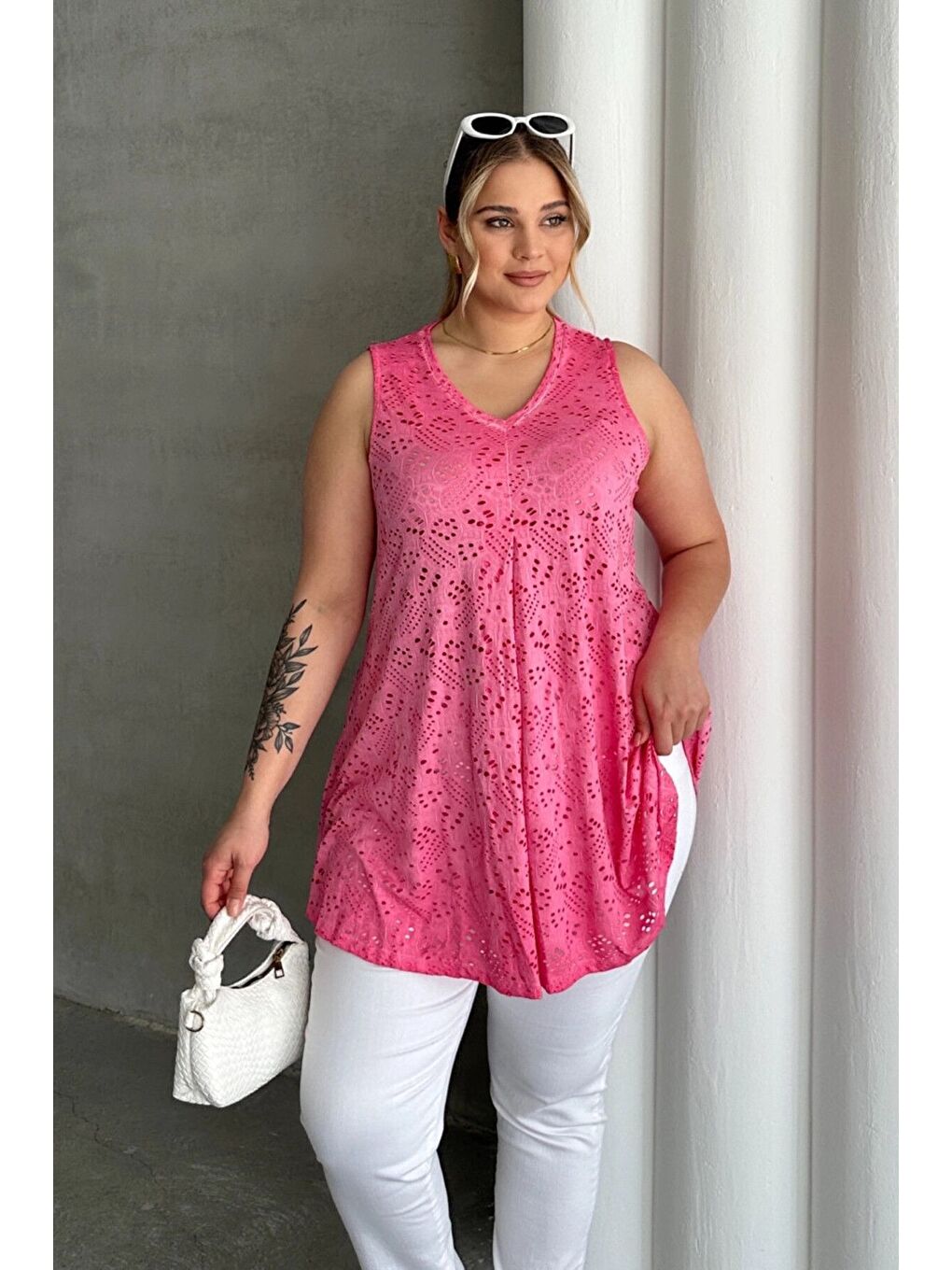 Pembe Büyük Beden V Yaka Sıfır Kol Dantel Detaylı Astarsız Bluz 302967-1