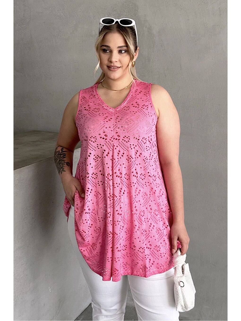 Pembe Büyük Beden V Yaka Sıfır Kol Dantel Detaylı Astarsız Bluz 302967-3