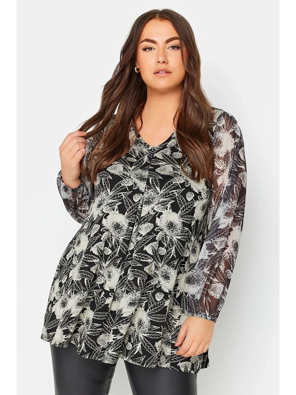 Siyah Büyük Beden Uzun Kolları Tül Detaylı Pileli V Yaka Bluz 303115