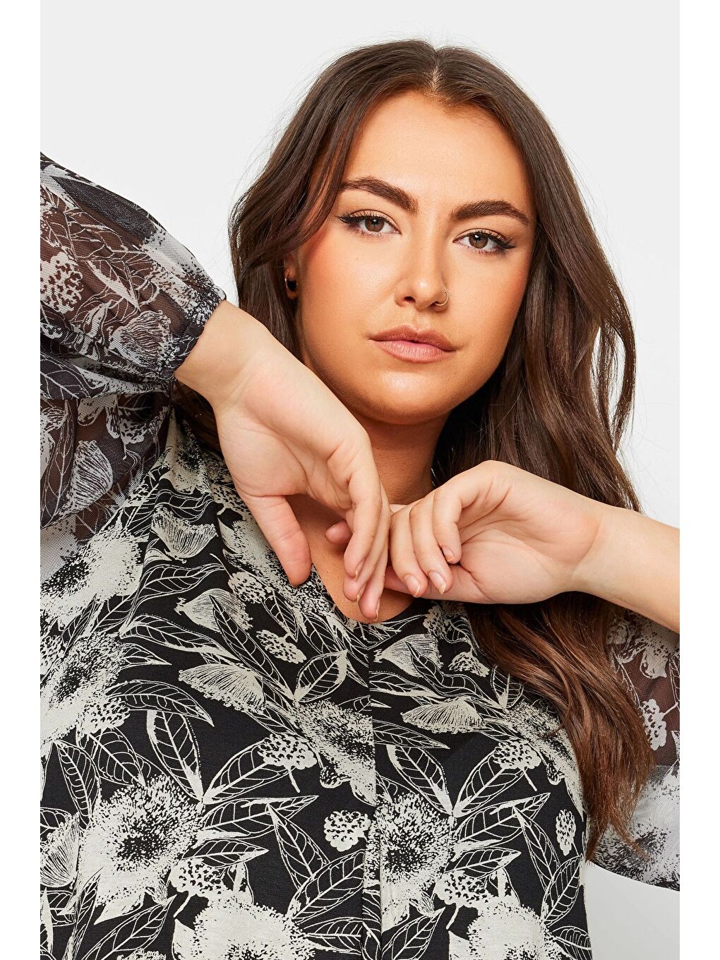 Siyah Büyük Beden Uzun Kolları Tül Detaylı Pileli V Yaka Bluz 303115-1