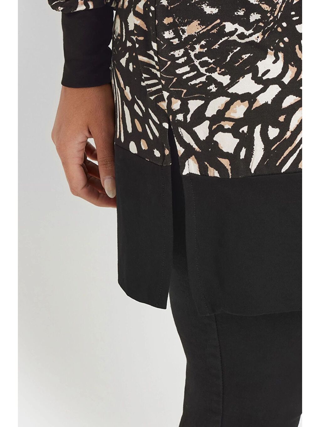 Siyah Büyük Beden V Yaka Uzun Kollu Bileği Lastikli Yırtmaçlı Bluz 303724-5