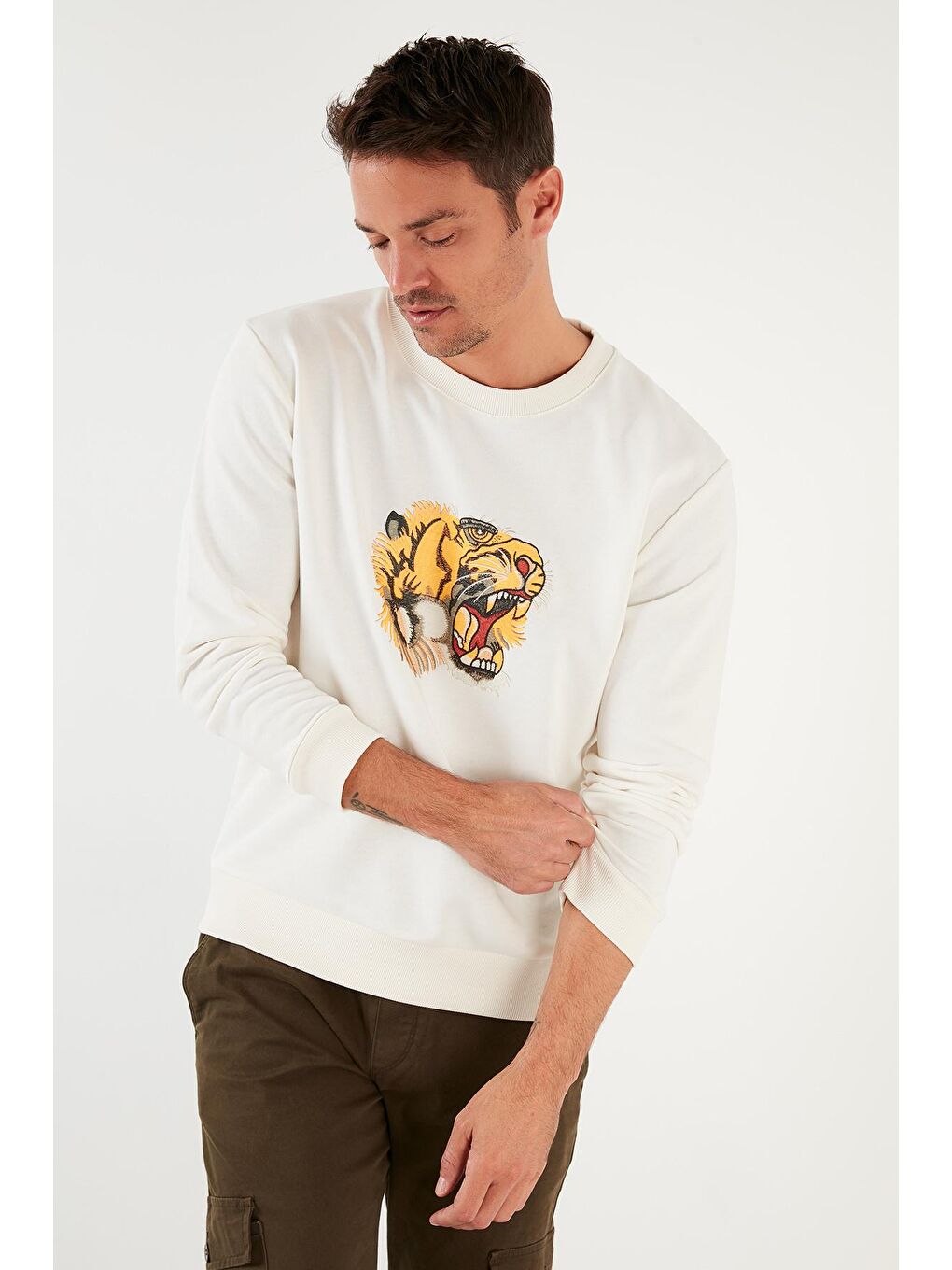 Ekru Baskılı Pamuklu Bisiklet Yaka Slim Fit Sweat 5905202-2