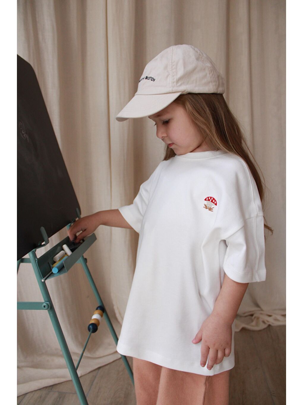 Beyaz Mantar Nakışlı Oversize T-Shirt