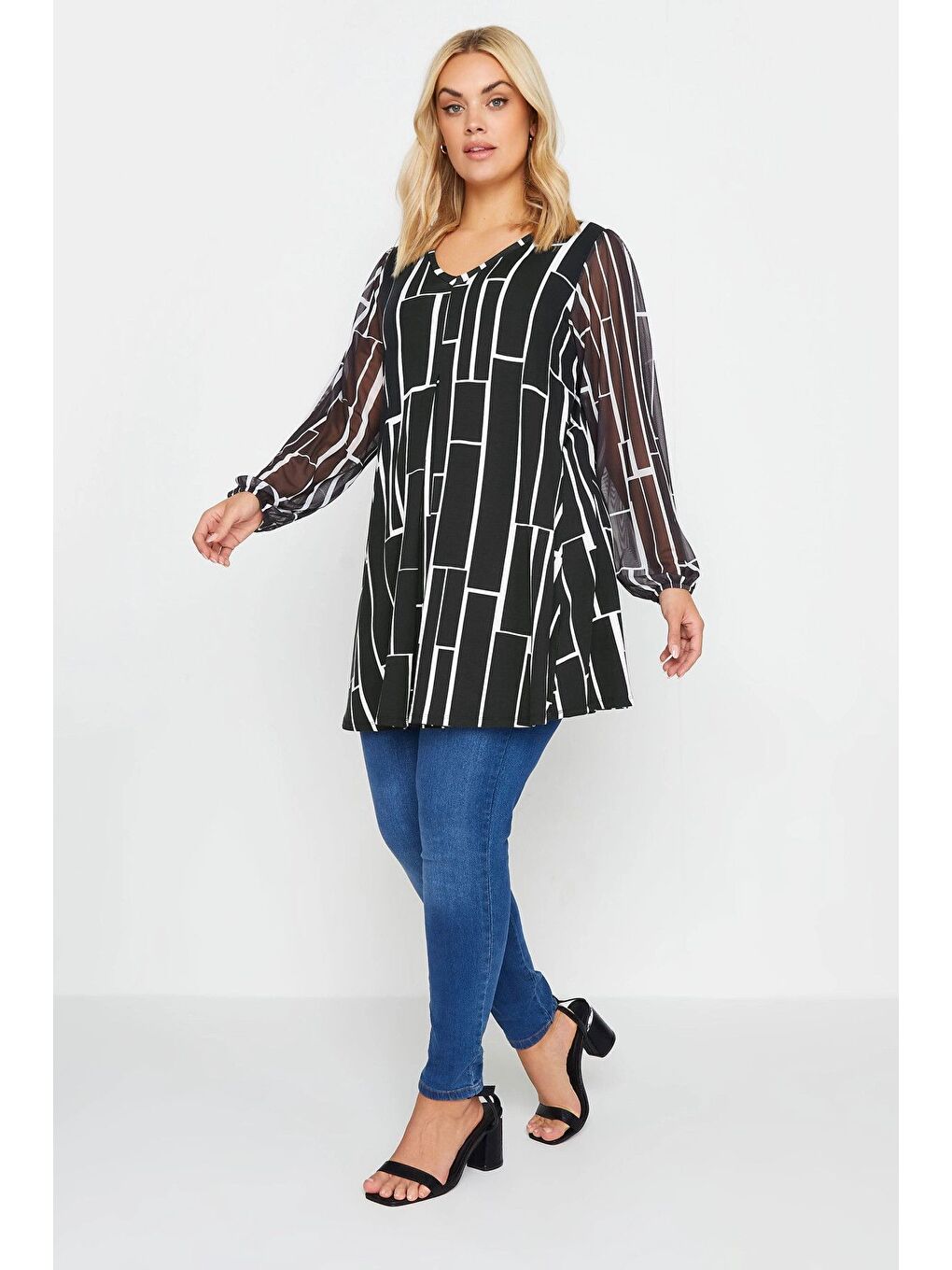 Siyah Büyük Beden Uzun Kolları Tül Detaylı Pileli V Yaka Bluz 303055-1