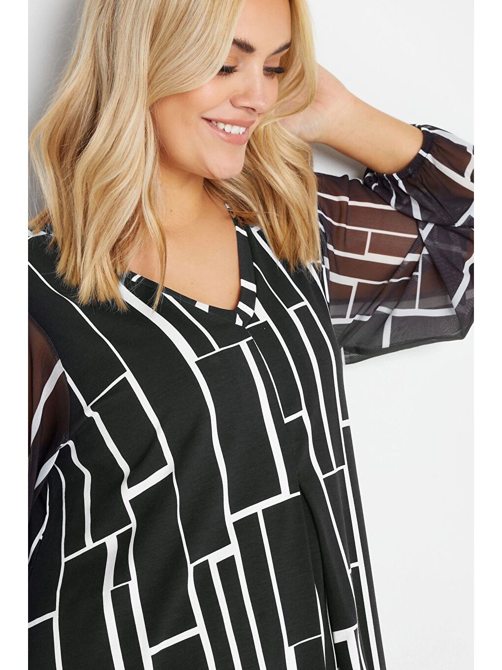 Siyah Büyük Beden Uzun Kolları Tül Detaylı Pileli V Yaka Bluz 303055-3