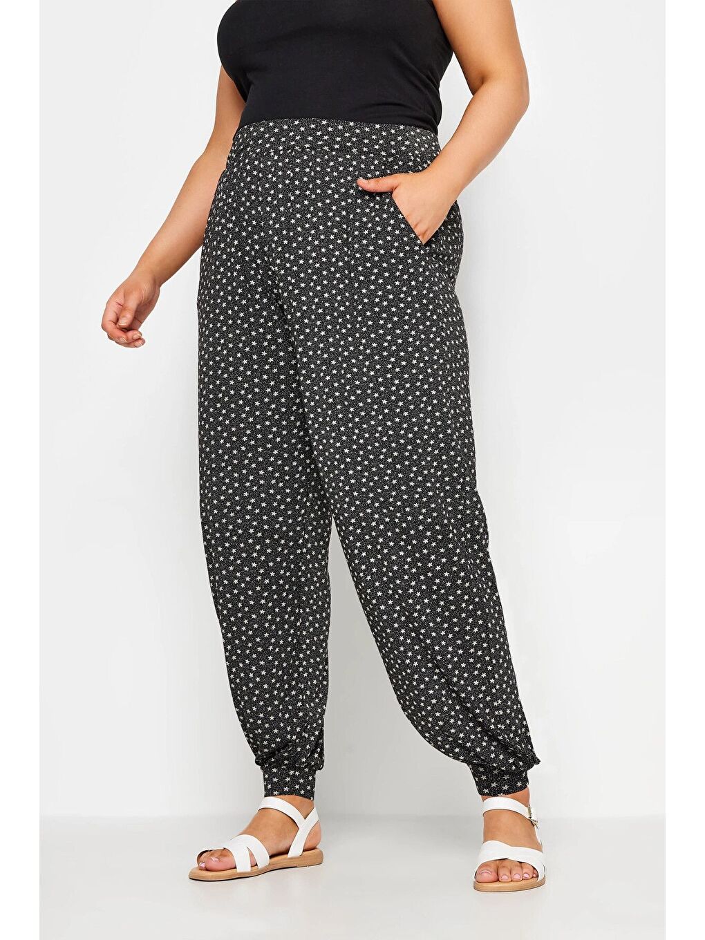 Siyah Büyük Beden Paçası ve Beli Lastikli Cepli İnce Pantolon 302588-1