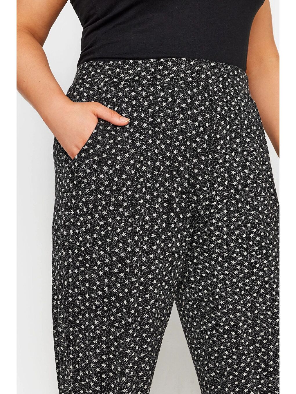 Siyah Büyük Beden Paçası ve Beli Lastikli Cepli İnce Pantolon 302588-3