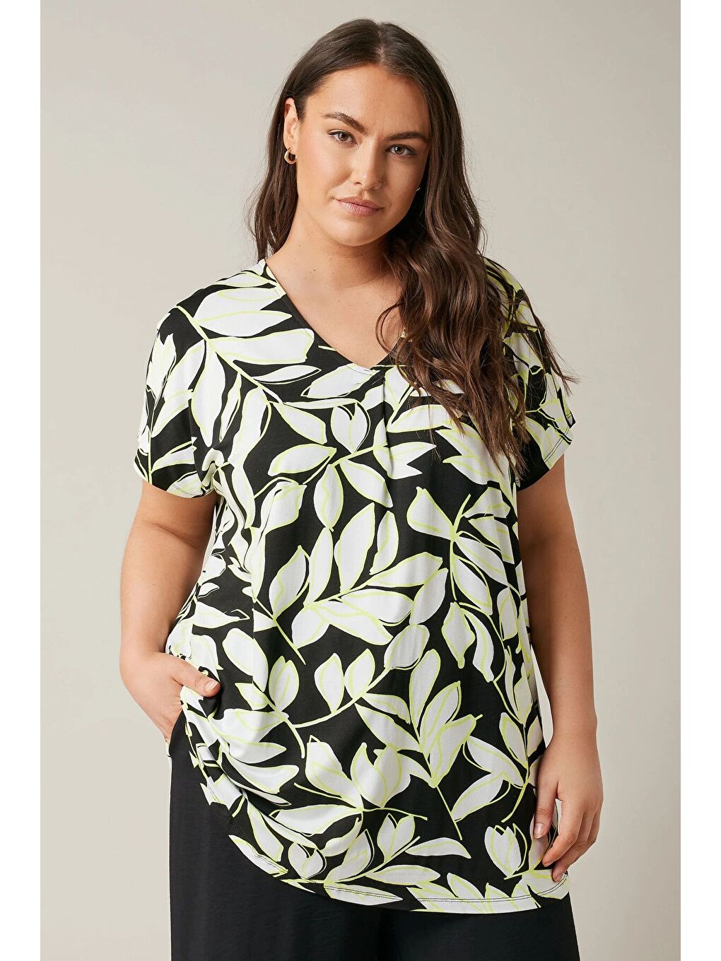 Siyah Büyük Beden V Yaka Kısa Kollu Yaprak Desenli Bluz 615244