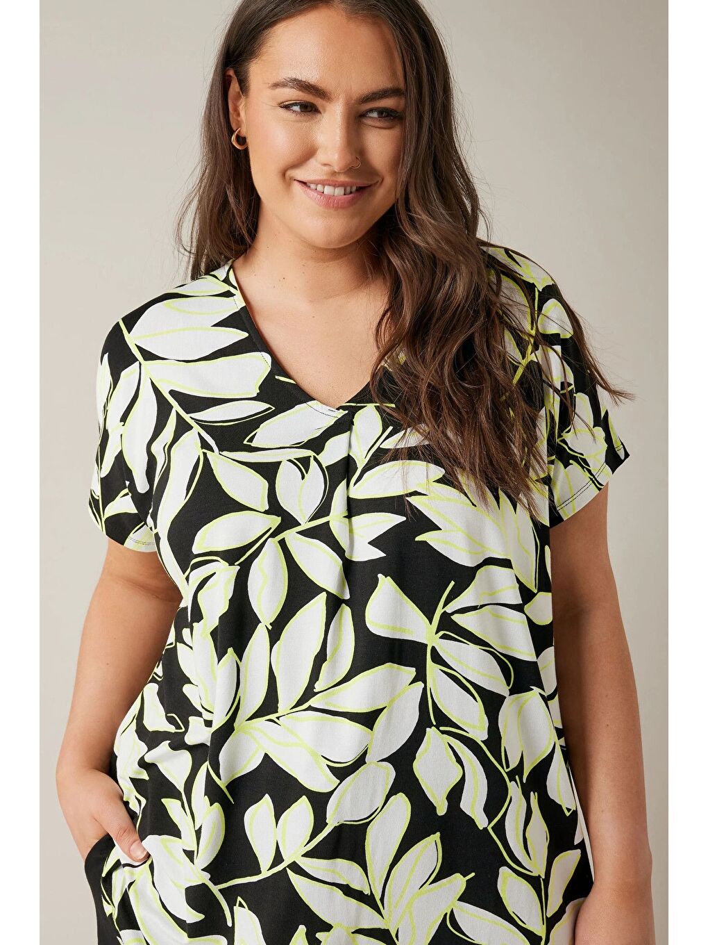 Siyah Büyük Beden V Yaka Kısa Kollu Yaprak Desenli Bluz 615244-1