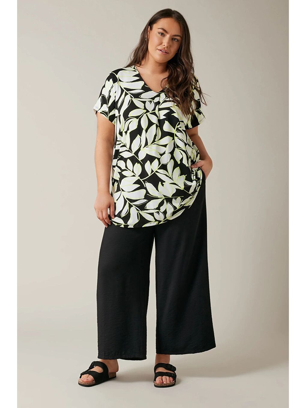 Siyah Büyük Beden V Yaka Kısa Kollu Yaprak Desenli Bluz 615244-3