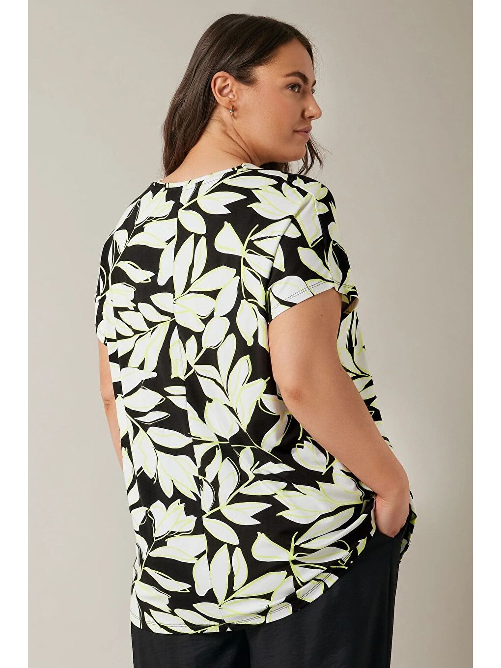 Siyah Büyük Beden V Yaka Kısa Kollu Yaprak Desenli Bluz 615244-4